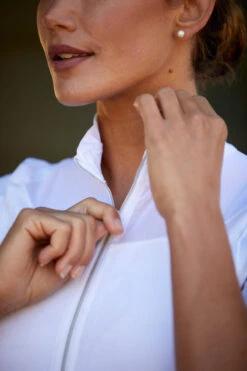 Ariat Womens Ascent 1/4 Zip Short Sleeve Show Shirt 37 Ariat Womens Ascent 1/4 Zip Short Sleeve Show Shirt -Best Equestrian Shop S23 WMS ENGL Carmel LaCunha Shot 02 8218 RTL